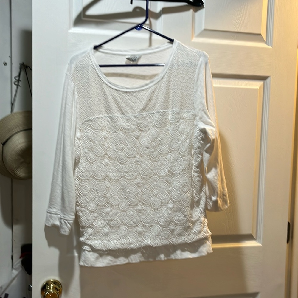 Womens 3/4 sleeve Crown & Ivy top. White 1X. It has pattern on front in lace EUC